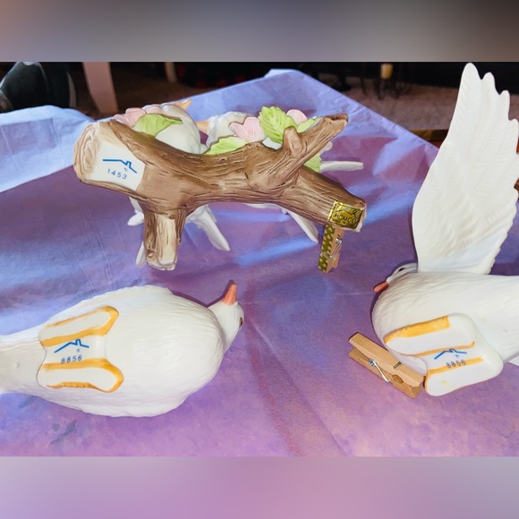 🕊️Vintage Homco White🕊️in EUC 2 Single Birds + 2 More on a Stump w/3 🌸 & 4 🍃 - Picture 8 of 16